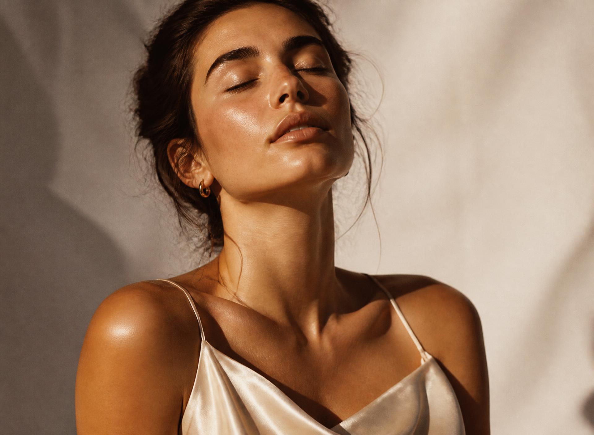 Vrouw met een natuurlijke sunkissed glow in warm daglicht